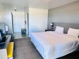 OYO Garden Inn and Suites Pearsall I-35 East，位于Pearsall的酒店