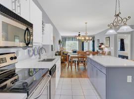 Moorings 503 by Wild Dunes, Luxury Condo with Marina Views and Amenity Access，位于棕榈岛的酒店