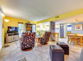 St Johns River Retreat in Welaka with Dock Access，位于Welaka的酒店