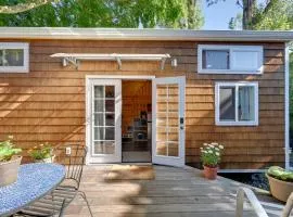 Modern Lynnwood Tiny House 16 Mi to Seattle!