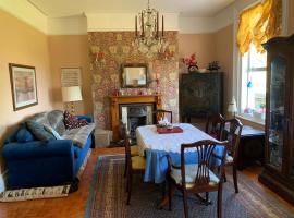 Victorian luxury flat at Claverton House，位于赖德的酒店