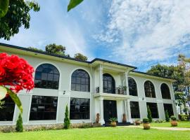 Hotel 360 Degrees，位于坎帕拉恩德培国际机场 - EBB附近的酒店