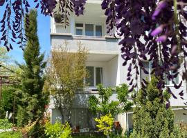 Family Hotel "May"，位于佩特里奇的酒店