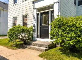 1 Minute to downtown Mystic