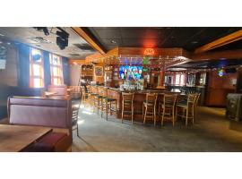 Werry's Cottages and Pub By OYO East Stroudsborg - Weekly Stays，位于东斯特劳兹堡的酒店