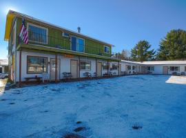 Love Hotels Tomahawk by OYO at Lake Mohawksin WI，位于Tomahawk的酒店