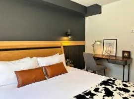 W118 NEW! Central Canmore- Light Industrial Hotel Room