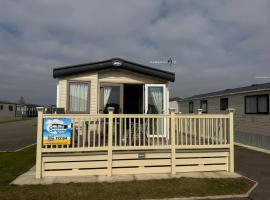 Golden Palm Resort - The Haywood - Coastal Caravan Breaks，位于查珀尔圣伦纳兹的酒店