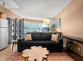 Cozy Apartment at Dundas Square!