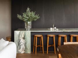 NACRE curated luxury - steps to the beach - heated pool，位于马库拉的酒店