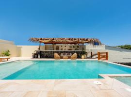 El Barranco Galapagos，位于阿约拉港的带泳池的酒店