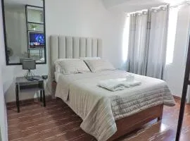 Estudio de Lujo, Cerca de la Plaza