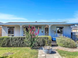 Charming Coastal Cottage-Steps Away from the Beach，位于阿丁格海滩的酒店