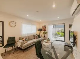 Bright City Base - 1Bed Kitchen Outdoor Space