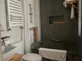 Mount Emei Bamboo Private Hot Spring Bed and Breakfast，位于乐山的酒店