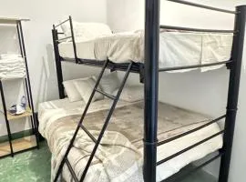 Habitación con dos camas y servicios