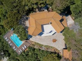 Orizon Sea View Villa A Luxurious Escape with Breathtaking Views in Argassi Zakynthos，位于扎金索斯镇的酒店