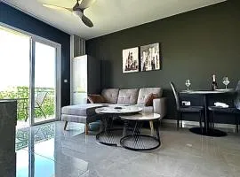 K15 Luxe Oasis Retreat - 3 Minute Drive to Beach