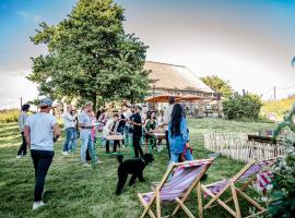 TinyParks Eiland Tiengemeten，位于Zuid-Beijerland的酒店