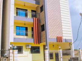 Appartements Haut Standing - Mimboman, Yaound&eacute;，位于雅温得的带停车场的酒店