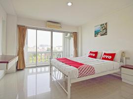 Super OYO 498 Ladawan Villa，位于曼谷的酒店