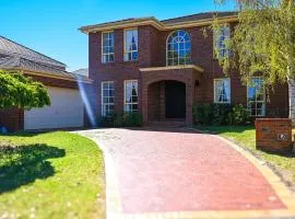 5BR Spacious Convenient Home in Central Glen