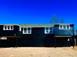 Buffalo & Bourbon-1 Bed1 Bath Private Condo，位于Russell的酒店