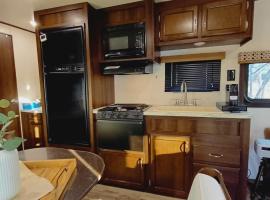 Rehla Rv Camper Van Standard Package，位于艾恩的酒店