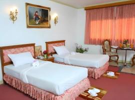 OYO 75466 -13 Coins Bang Yai Hotel，位于Ban Sai Ma的酒店