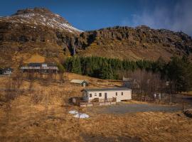 Home under a waterfall 7 mins from Glacier Lagoon，位于Jökulsárlón的酒店