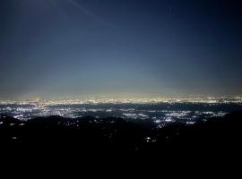Urban homes Himalyan nature view by high rise inn，位于库夫里的酒店