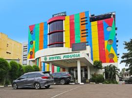 Super OYO Townhouse OAK Hotel Fiducia Serpong，位于塞尔蓬的酒店