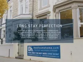Entire 8 Ensuite Bedroom Coastal Holiday Home Townhouse, Free Parking, Fully Equipped Kitchen, Dining Room & Lounge, Perfect for Family Gatherings, Long Term Contractor, Relocation, etc Stays, 20 mins to Sunderland & Newcastle, See our Site for Assurance