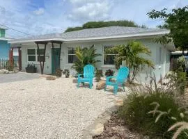 Endless Summer Beach House steps to Beach, shopping & popular restaurants