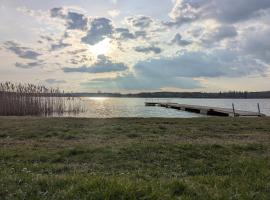 Apartament nad jeziorem，位于Swiętajno的酒店