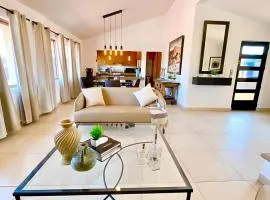 Modern 3-Bedroom Retreat in Ajijic - Walk To Everything-Private Gym-Pickleball