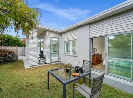 Sunny Seaside Retreat - Papamoa Beach