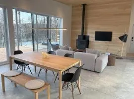 Le Ürban- Chalet avec Terrasse Spa BBQ vue Montagnes-près de Tremblant- nouveau