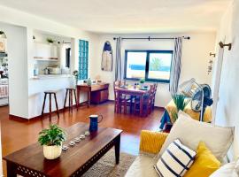 Surfside Sunny Seaview Apartment with Balcony，位于萨格里什的酒店