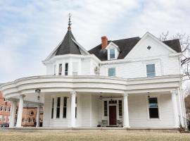 Blue Ridge Abbey Bed and Breakfast，位于Buena Vista的酒店