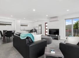 The Villa at 165 Contemporary apartment，位于Warrane的酒店