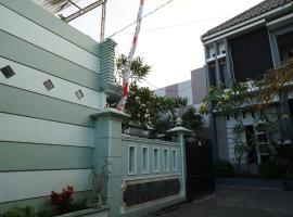 OYO Life 93045 Kost Putra Bu Ketut，位于Lumajang的酒店
