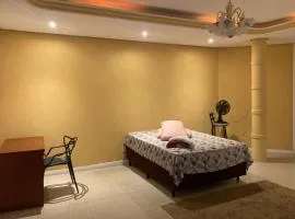 Quarto Elegante e Iluminado Charme e Privacidade Garantidos em casa compartilhada