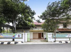 SPOT ON 90744 Alika Homestay，位于Demak的酒店