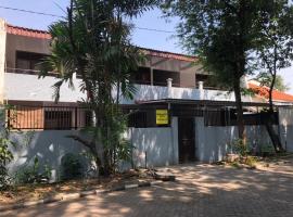 OYO 90482 Rumah Oma Syariah，位于Kupang的酒店