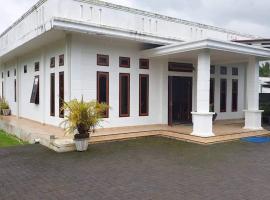 SPOT ON 92777 Leheran Homestay Near CHR FARM，位于Tomohon的酒店