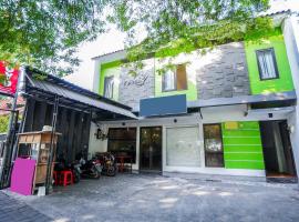 OYO 1956 Kana Family Residence，位于Gresik的酒店