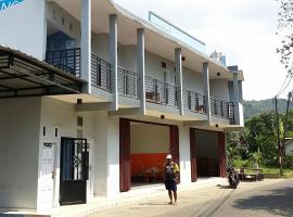 SPOT ON 93530 Sawang Sana Motel Syariah Near SMAN 1 Sangkapura，位于Sangkapura的酒店
