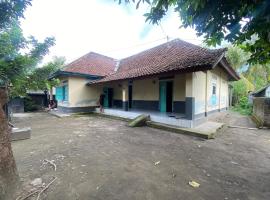 SPOT ON 93441 Gians Homestay Near SMKN 2 Kuripan，位于Lembuak的酒店