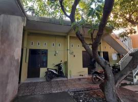 OYO 93785 Aero Kost Bu Lisa Syariah Near Pasar Tradisional Lawang，位于拉旺的酒店